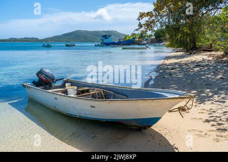 Piccola barca usata dalla gente del posto per il trasporto tra le isole sulla spiaggia all'Isola di Nanuya, Yasawa Group, Fiji Foto Stock