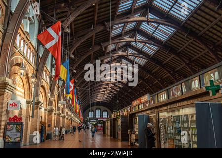 La costruzione in legno ad arco e le pareti in mattoni dei corridoi della stazione ferroviaria centrale di Copenaghen. Copenaghen, Danimarca, Europa Foto Stock