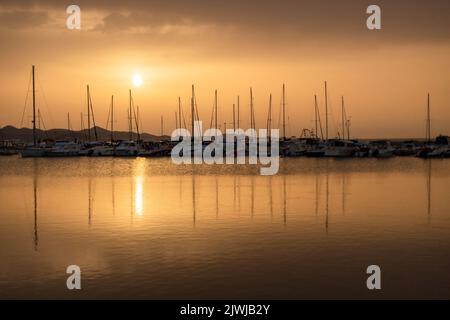 Piccolo porto con yacht e barche a vela nel villaggio di Bibinje al tramonto in Croazia Foto Stock