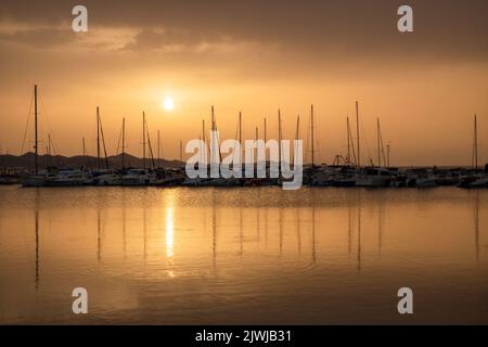 Piccolo porto con yacht e barche a vela nel villaggio di Bibinje al tramonto in Croazia Foto Stock