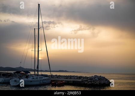 Piccolo porto con yacht e barche a vela nel villaggio di Bibinje al tramonto in Croazia Foto Stock