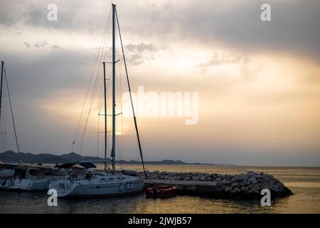 Piccolo porto con yacht e barche a vela nel villaggio di Bibinje al tramonto in Croazia Foto Stock