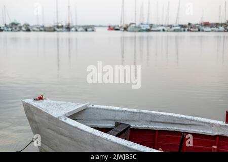 Piccolo porto con yacht e barche a vela nel villaggio di Bibinje al tramonto in Croazia Foto Stock