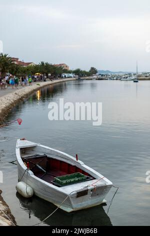 Piccolo porto con yacht e barche a vela nel villaggio di Bibinje al tramonto in Croazia Foto Stock