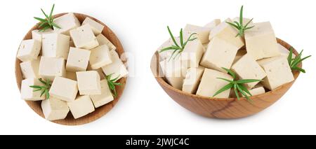 Tofu in ciotola di legno isolata su fondo bianco con profondità di campo completa, vista dall'alto. Giacitura piatta Foto Stock