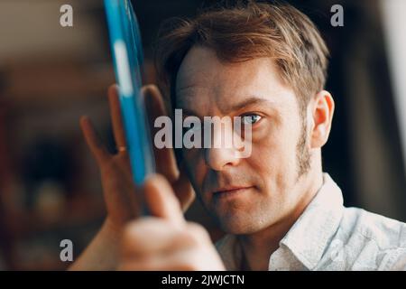 Artigiano artigianale vetro colorato master maschio controllo superficie motivo finestra in vetro Foto Stock