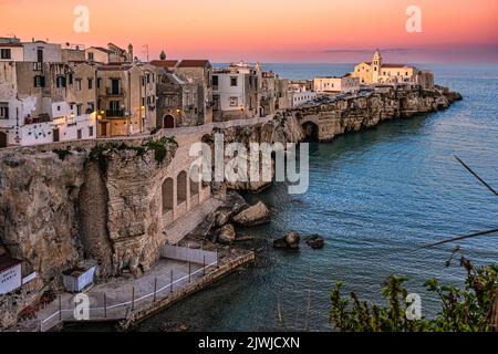 Vista al tramonto di Punta San Francesco a Vieste. La chiesa di Rettoria di San Francesco illuminata dagli ultimi raggi del sole. Vieste, Puglia Foto Stock