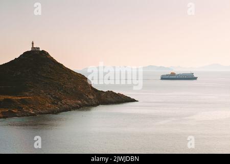 Vista aerea faro Deveboynu e traghetto nel mare Egeo paesaggio viaggio in Turchia belle destinazioni Knidos Foto Stock