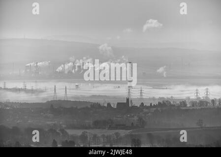 Immagine B&N della raffineria di Grangemouth attraverso un fiume misteriosa Forth, Scozia Foto Stock