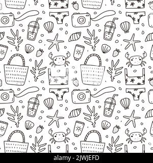 Simpatico motivo senza cuciture con scarabocchi estivi: Bikini da spiaggia, borsa in vimini, crema solare, fotocamera fotografica, granchi e conchiglie. Illustrazione vettoriale disegnata a mano. PE Illustrazione Vettoriale