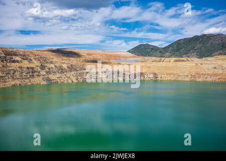 Il Berkeley Pit, un'ex miniera di rame a cielo aperto situata a Butte, Montana, è attualmente uno dei più grandi siti di Superfund che è riempito di acqua t. Foto Stock