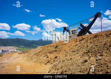 Il Berkeley Pit, un'ex miniera di rame a cielo aperto situata a Butte, Montana, è attualmente uno dei più grandi siti di Superfund che è riempito di acqua t. Foto Stock