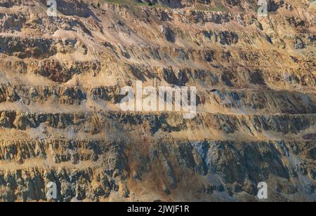 Il Berkeley Pit, un'ex miniera di rame a cielo aperto situata a Butte, Montana, è attualmente uno dei più grandi siti di Superfund che è riempito di acqua t. Foto Stock