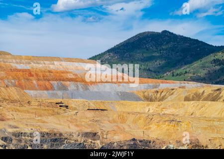 Il Berkeley Pit, un'ex miniera di rame a cielo aperto situata a Butte, Montana, è attualmente uno dei più grandi siti di Superfund che è riempito di acqua t. Foto Stock