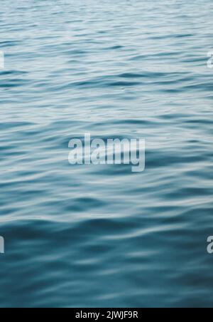 Mare acqua sfondo profondo oceano superficie blu colore astratto texture vista aerea Foto Stock
