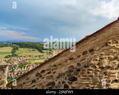 Vista pittoresca della città vecchia dalla piattaforma di osservazione dell'antica fortezza di Rupea in Romania contro il cielo nuvoloso. La fortezza fu costruita sulle rovine della precedente Foto Stock