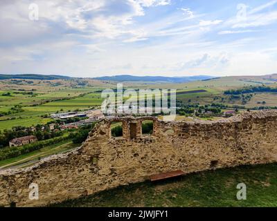 Vista pittoresca della città vecchia dalla piattaforma di osservazione dell'antica fortezza di Rupea in Romania contro il cielo nuvoloso. La fortezza fu costruita sulle rovine della precedente Foto Stock