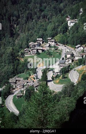 Veduta aerea di un piccolo villaggio nella valle del champorcher - ITALIA valle d'Aosta Foto Stock