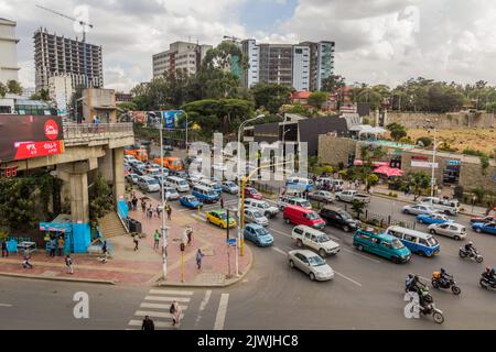 ADDIS ABEBA, ETIOPIA - 4 APRILE 2019: Traffico sulla strada dell'aeroporto di fronte al Red Terror Martyrs Memorial Museum ad Addis Abeba, Etiopia Foto Stock