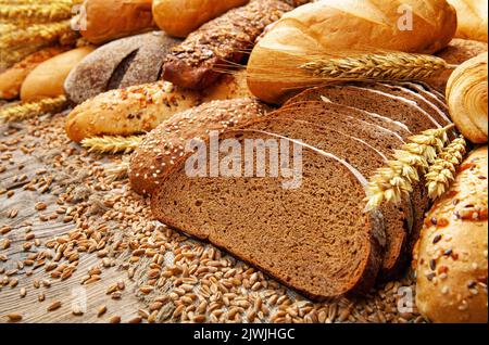 Diversi tipi di grani di grano da pane e spikelets Foto Stock