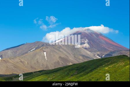 La vista dalla cima del vulcano Avachinsky sulla penisola di Kamchatka Foto Stock