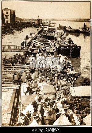 Prima guerra mondiale - truppe tedesche imbarcano su chiatte sul fiume Memel pronte per il trasporto verso il fronte orientale. ---- Erster Weltkrieg - Deutsche Truppen Schiffen sich auf Lastkähnen auf der Memel ein, die für den Transport an die Ostfront bereit sind. ----- Première Guerre mondiale - Troupes allemandes embarquant sur des Barges sur la rivière Memel prêtes à être transportées vers le front de l'Est. -- Первая мировая война - немецкие войска высаживаются на баржах по реке Мемель, готовые к транспортировке на Восточный фронт. Foto Stock