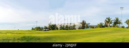 BANNER bellezza edificio residenziale sole blu cielo golf verde collina favoloso sfondo carta da parati di lusso Foto Stock