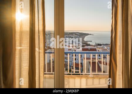 Vista all'alba della località turistica di Albufeira nella provincia dell'Algarve, Portogallo. Foto Stock