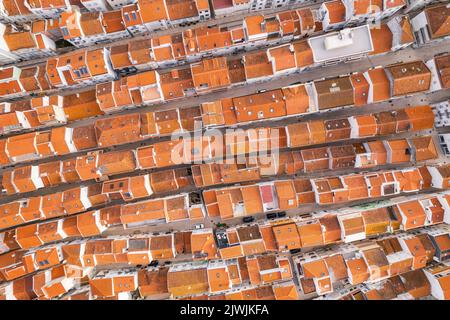 Vista dall'alto verso il basso della città vecchia di Nazare, Portogallo. Foto Stock