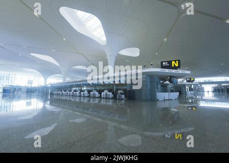 Hangzhou, Cina. 6th Set, 2022. Il 6 settembre 2022, la sala partenze del Terminal T4 dell'Aeroporto Internazionale Hangzhou Xiaoshan, che sarà messa in funzione. La terza fase dell'Aeroporto Internazionale Hangzhou Xiaoshan (Terminal T4) inizierà la prova dei voli nazionali nel prossimo futuro. Tra questi, China Southern Airlines sarà la prima compagnia aerea a trasferirsi al terminal T4, e i voli nazionali della compagnia saranno trasferiti al nuovo terminal uno dopo l'altro. Il terminal T4 dell'aeroporto internazionale Xiaoshan è un progetto di supporto fondamentale per Hangzhou Asi Foto Stock