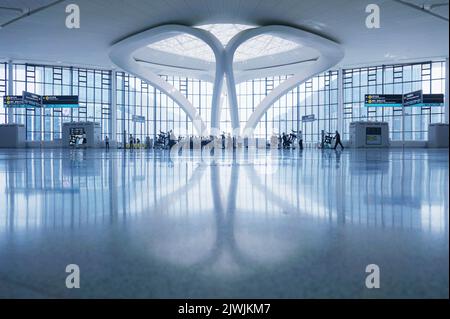 Hangzhou, Cina. 6th Set, 2022. Il 6 settembre 2022, la sala partenze del Terminal T4 dell'Aeroporto Internazionale Hangzhou Xiaoshan, che sarà messa in funzione. La terza fase dell'Aeroporto Internazionale Hangzhou Xiaoshan (Terminal T4) inizierà la prova dei voli nazionali nel prossimo futuro. Tra questi, China Southern Airlines sarà la prima compagnia aerea a trasferirsi al terminal T4, e i voli nazionali della compagnia saranno trasferiti al nuovo terminal uno dopo l'altro. Il terminal T4 dell'aeroporto internazionale Xiaoshan è un progetto di supporto fondamentale per Hangzhou Asi Foto Stock