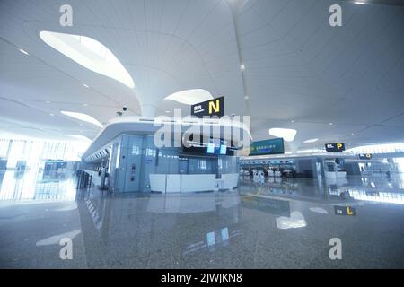 Hangzhou, Cina. 6th Set, 2022. Il 6 settembre 2022, la sala partenze del Terminal T4 dell'Aeroporto Internazionale Hangzhou Xiaoshan, che sarà messa in funzione. La terza fase dell'Aeroporto Internazionale Hangzhou Xiaoshan (Terminal T4) inizierà la prova dei voli nazionali nel prossimo futuro. Tra questi, China Southern Airlines sarà la prima compagnia aerea a trasferirsi al terminal T4, e i voli nazionali della compagnia saranno trasferiti al nuovo terminal uno dopo l'altro. Il terminal T4 dell'aeroporto internazionale Xiaoshan è un progetto di supporto fondamentale per Hangzhou Asi Foto Stock