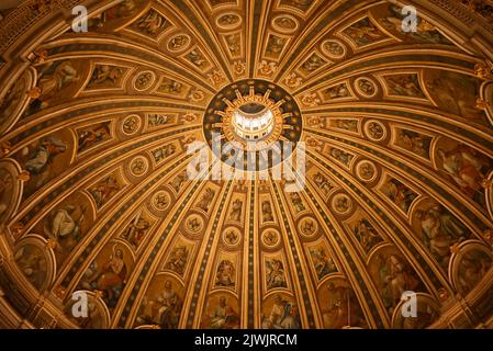 La cupola della Basilica di San Pietro e Città del Vaticano Foto Stock