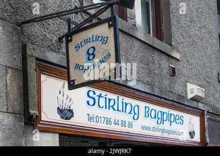 I locali di Stirling bagpipe in Broad Street nel centro storico di Stirling, Scozia. Foto Stock