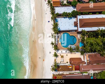 Vista aerea della spiaggia di Haad Rin o Hat Rin a Ko Pha Ngan, Thailandia Foto Stock