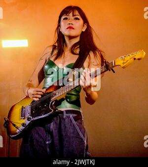 Beebadoobee sul palcoscenico della Repubblica Festival a Reading Festival 2022 foto di Mark Anton Smith Foto Stock