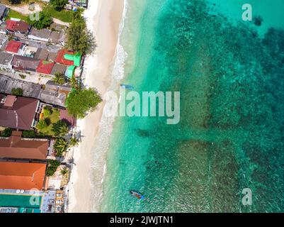 Vista aerea della spiaggia di Haad Rin o Hat Rin a Ko Pha Ngan, Thailandia Foto Stock