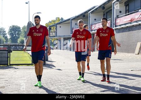 Amsterdam, Paesi Bassi. 6 settembre 2022, AMSTERDAM - (LR) Florian Grillitsch di Ajax, Kenneth Taylor di Ajax, Dusan Tadic di Ajax durante la sessione di allenamento precedente alla partita della Champions League tra Ajax Amsterdam e Rangers FC al complesso sportivo di Toekomst il 6 settembre 2022 ad Amsterdam, Paesi Bassi. ANP MAURICE VAN STEEN Foto Stock