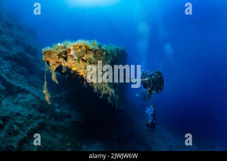 Un subacqueo esplora un relitto sommerso nel Mar Egeo Foto Stock