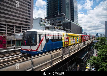 Bangkok, Thailandia. 06th Set, 2022. Uno Skytrain arriva al BTS Sala Daeng di Bangkok. Credit: SOPA Images Limited/Alamy Live News Foto Stock