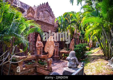 Un hotel abbandonato che assomiglia ad Angkor cambogiano a Koh Phangan, Tailandia Foto Stock