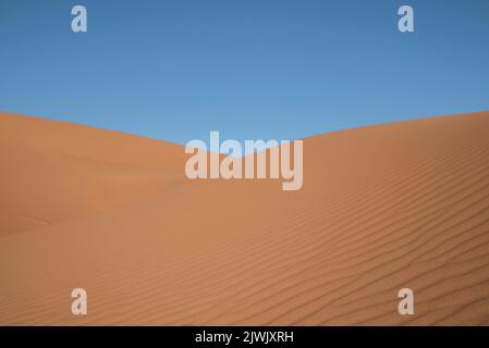 Duna del deserto a forma artistica, deserto del Sahara, Marocco Foto Stock