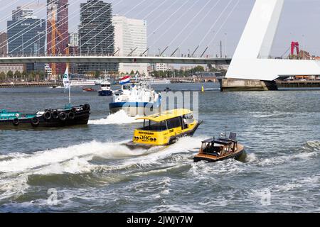 Taxi d'acqua sulla Nuova Mosa (Nieuwe Maas) a Rotterdam con il ponte Erasmus sullo sfondo Foto Stock