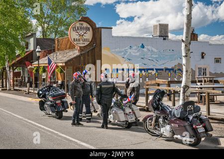 Motociclisti britannici sulla strada principale di Meeteetse, Wyoming, USA Foto Stock