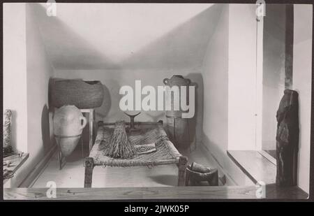 Muzeum Narodowe w Warszawie. Galeria Sztuki Starożytnej. Frammento ekspozycji egipskiej w przyziemiu - elementy wyposażenia grobowca. Romanowski, Henryk (1915-1984), fotografo Foto Stock