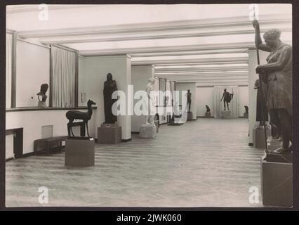 Muzeum Narodowe w Warszawie. Galeria Sztuki Starożytnej. Sala brązów - widok ekspozycji. Romanowski, Henryk (1915-1984), fotografo Foto Stock