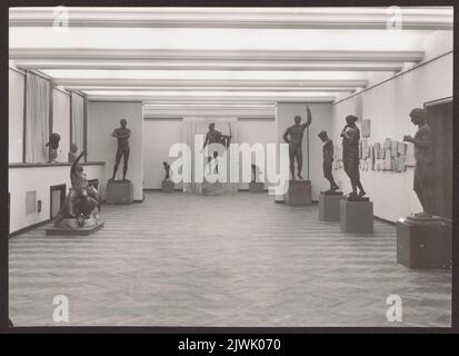 Muzeum Narodowe w Warszawie. Galeria Sztuki Starożytnej. Sala brązów - widok ekspozycji. Romanowski, Henryk (1915-1984), fotografo Foto Stock