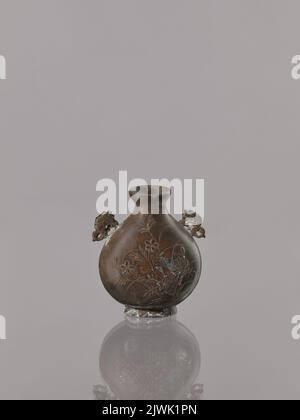 Piccolo vaso con manici a forma di shachi. Sconosciuto, artigiano Foto Stock