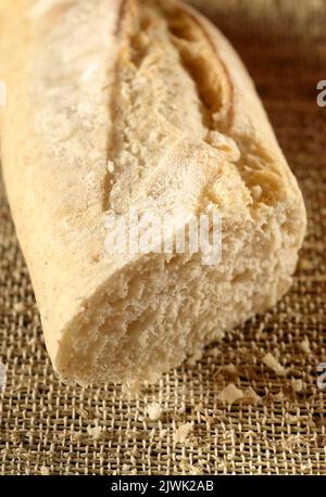 Primo piano di una baguette di pane croccante tagliata alla fine Foto Stock