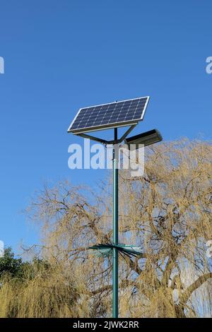 Lampada da strada a energia solare contro il cielo blu chiaro con spazio copia Foto Stock